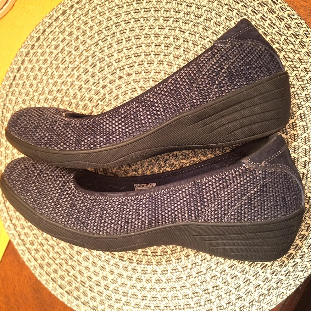 SKECHERS STRETCH FIT slip on round toe gray/black knit perfect for fall …